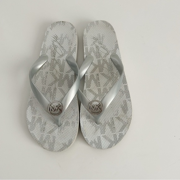 Michael Kors Metallic Silver Flip Flops - Picture 1 of 7